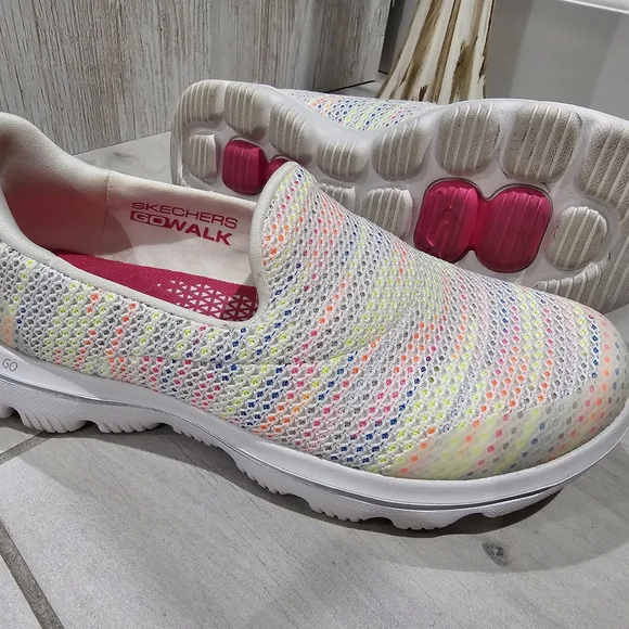 Skechers Women's Go Walk Multicolor Slip-On Shoes Size 5 - Picture 1 of 6